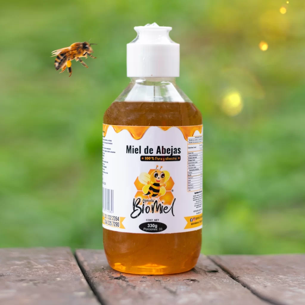 Envase de 330g de Miel natural Apícola Biomiel con dosificador en primer plano, destacando su color ámbar y textura.