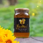 Tarro de vidrio de 500g de Miel pura de abejas Apícola Biomiel, con tapa metálica. Refleja la transparencia y calidad del producto.